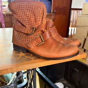 Steve Madden Tan Leather Buckle Boots